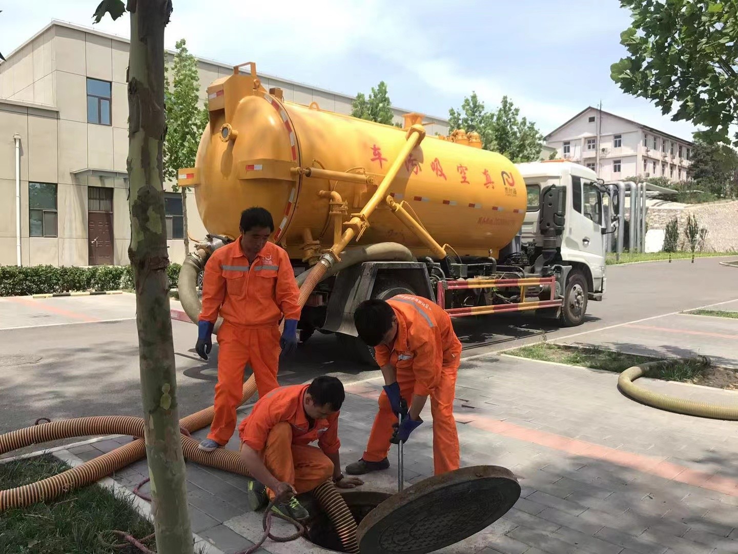 魏县管道疏通车停在窨井附近